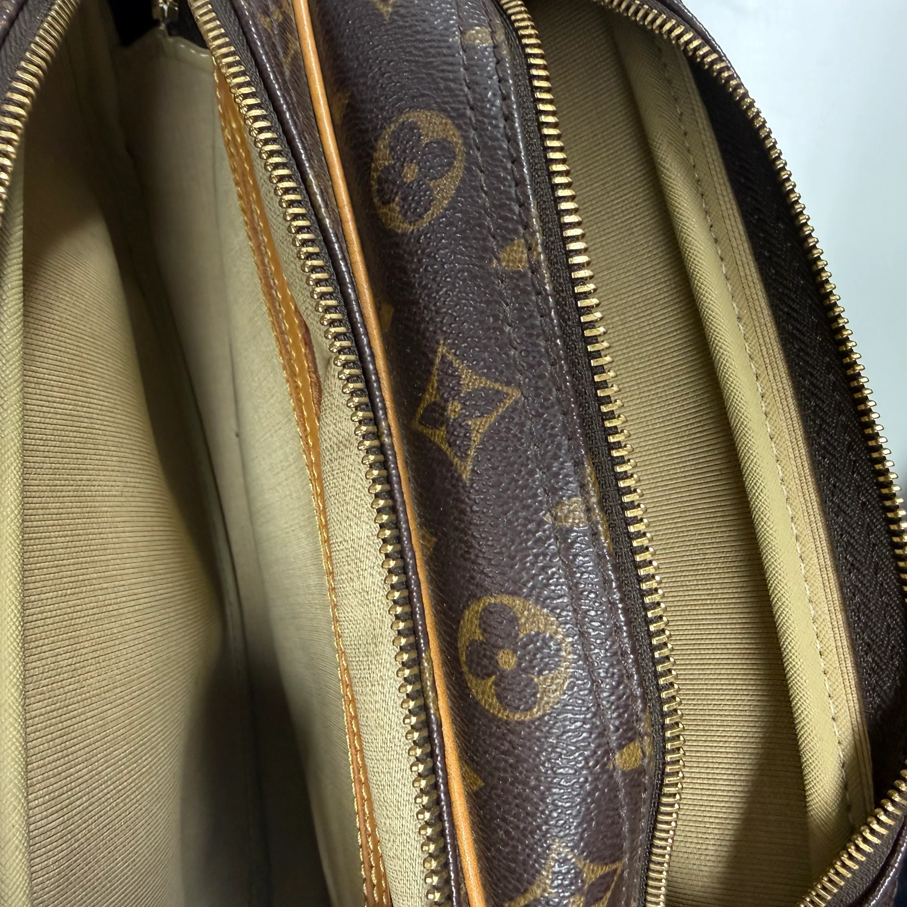 Louis Vuitton | Vintage Monogram Canvas Trouville Handbag (Excellent Condition) - Image 6